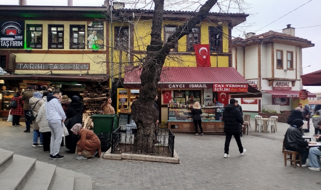 Bursa'nın tarihi fırınlarında simit kuyruğu