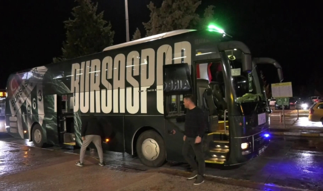 Bursasporlu taraftarlar takımı havaalanında karşıladı