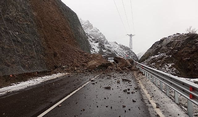 Çamlıkaya tünelinde heyelan nedeniyle yol ulaşıma kapandı