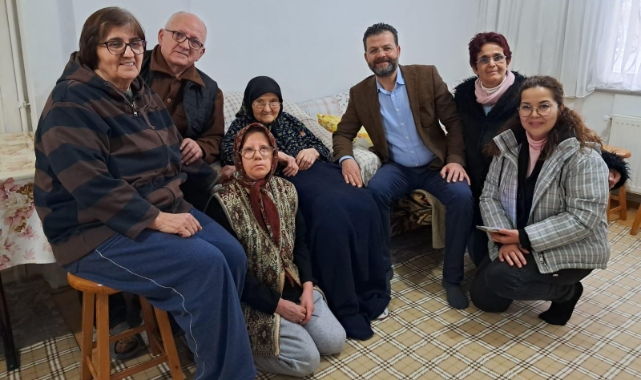 CHP Nilüfer İlçe Başkanı Şahin, 94 yaşındaki Halime teyzeye rozetini taktı