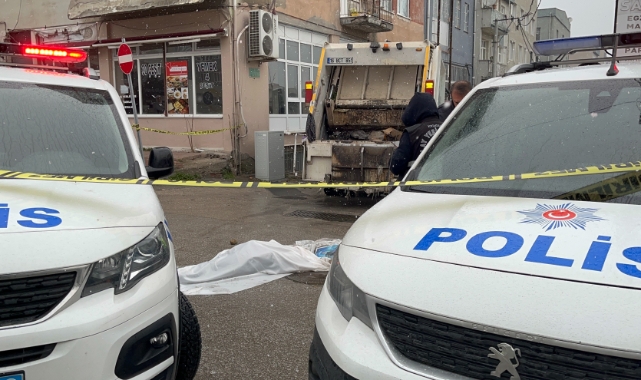 Çöp kamyonunun altında kalan yaşlı kadın hayatını kaybetti