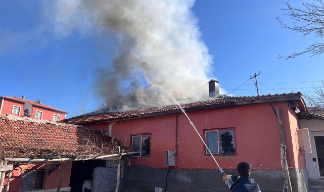 Çorum'da alevlere teslim olan ev kullanılamaz halde