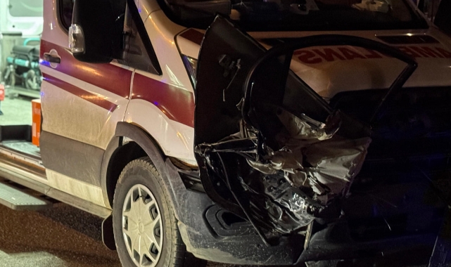 Çorum'da ambulans ile otomobil çarpıştı; 2 yaralı