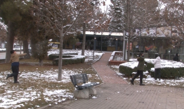 Çorum'da çocukların parkta kar eğlencesi