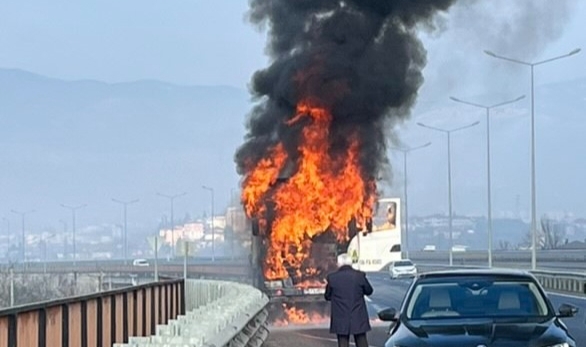 Damperli kamyon alev alev yandı