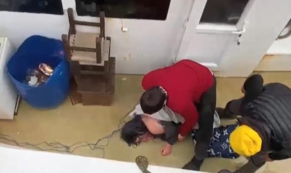 Deniz düşen kadını balıkçılar kurtardı