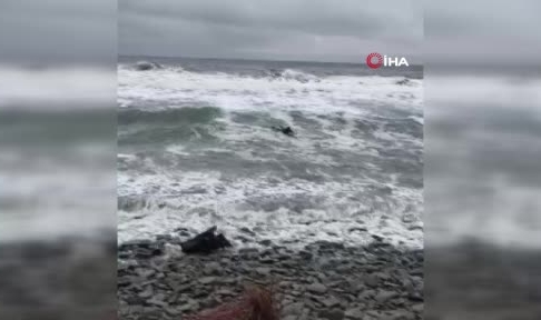 Denizde sörf yapmak isteyen 2 arkadaş boğulma tehlikesi geçirdi