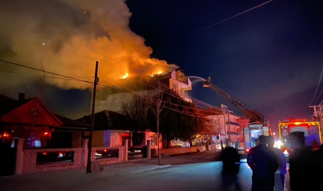 Denizli'de 4 katlı binadan alevler yükseldi!