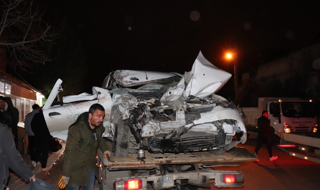 Denizli'de otomobil park etmeye çalışan kamyonete çarptı: 1 ölü, 4 yaralı