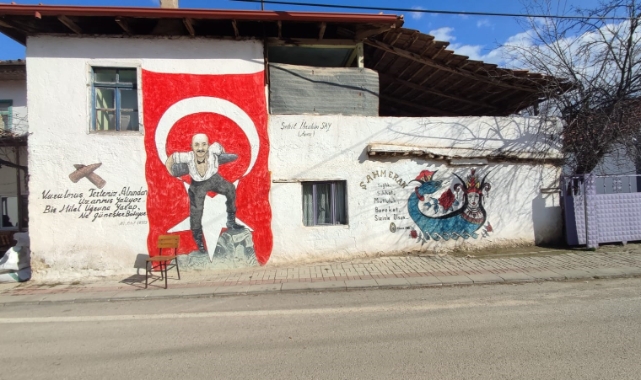 Depremin izleri duvar resimleriyle gizlendi