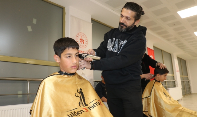 Depremin yıl dönümünde çocukları ücretsiz tıraş etti