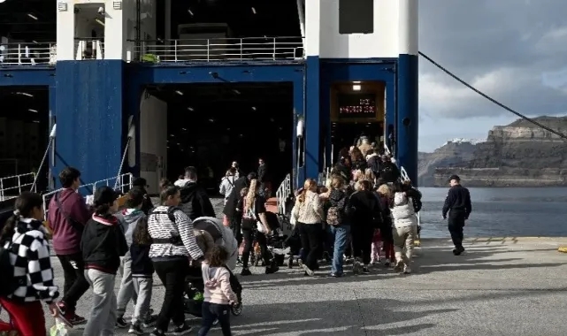 Depremlerle sallanan Santorini Adası'nı 9 binden fazla kişi terk etti
