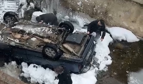 Dereye uçan otomobilde can pazarı; kurtarma anları kamerada
