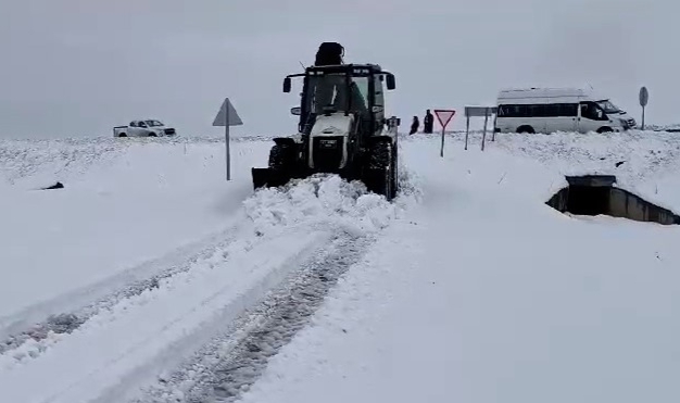 Diyarbakır'da kar yağışı nedeniyle kapanan yollar ulaşıma açıldı
