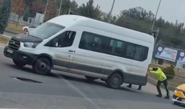 Diyarbakır'da yolda kalan araca trafik polisi yetişti
