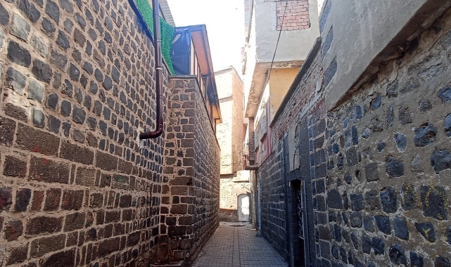 Diyarbakır'ın tarihi sokaklarında çirkin görüntü