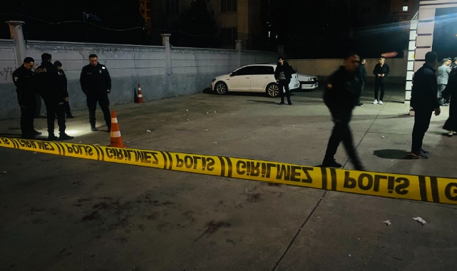 Düğün salonu önünde silahlı ve bıçaklı kavga: 3 yaralı