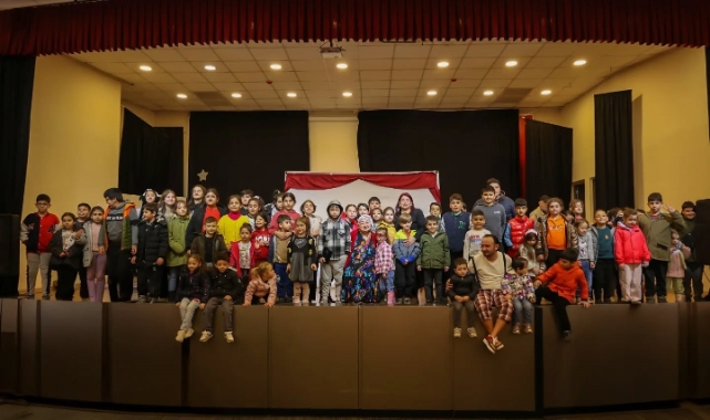 Efeler'de çocuklar tiyatroyla eğlendi