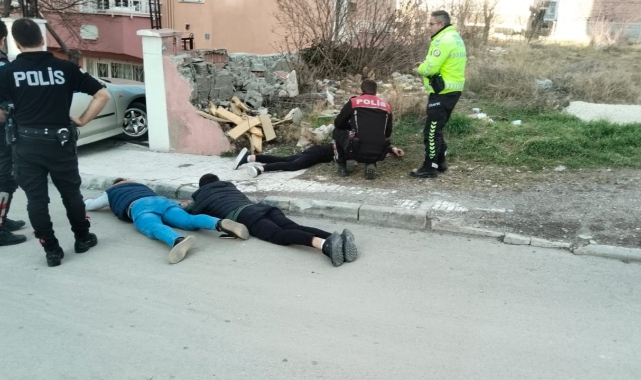 Ehliyetsiz sürücü polisin 'dur' ihtarına uymadı kaza yaptı