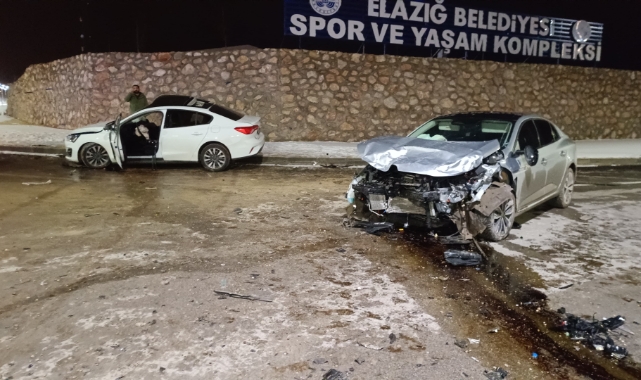 Elazığ'da 2 otomobil çarpıştı: 3 yaralı