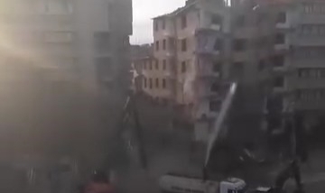 Elazığ’da ağır hasarlı bina tek dokunuşla yerle bir oldu