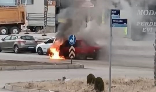 Elazığ'da bir araç alev aldı