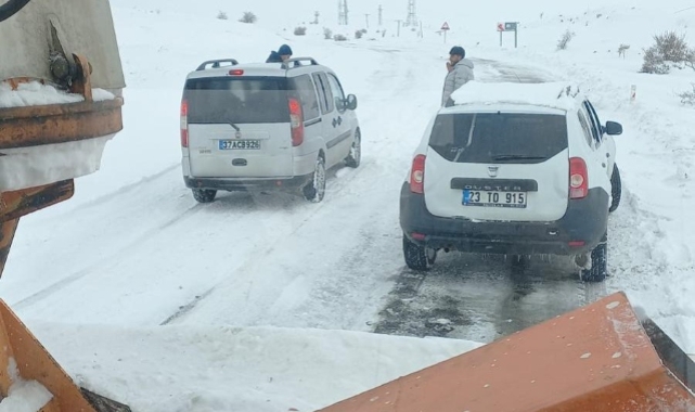 Elazığ’da kar yağışında yolda kalan araçlar, ekipler tarafından kurtarıldı