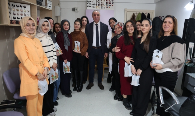 Elazığ'da kursiyer kadınlara hediye verildi