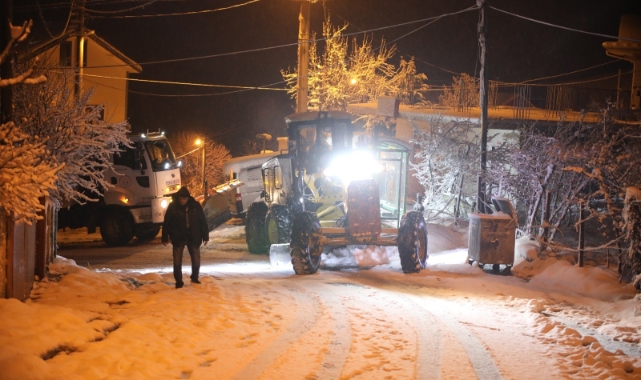 Erenler Belediyesi ekipleri kar mesaisini sürdürüyor