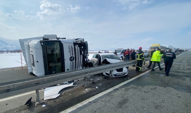 Erzincan’da otomobil ile tır çarpıştı: 3 yaralı