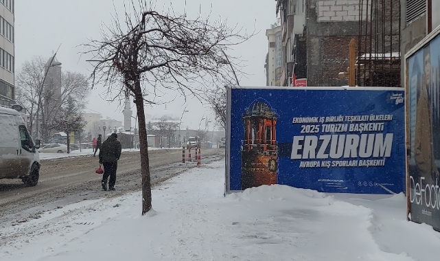 Erzurum'da kar kenti beyaza bürüdü