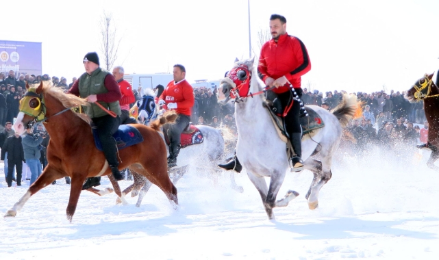 Erzurum'da kar üstünde mahalli at yarışı