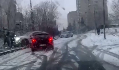 Esenyurt'ta feci kaza! Karda kayan otomobil 2 öğretmene çarptı