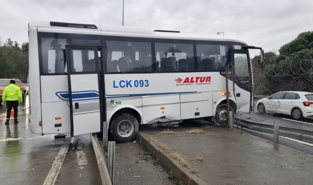 Eyüpsultan'da işçi servisi bariyerlere çarptı!