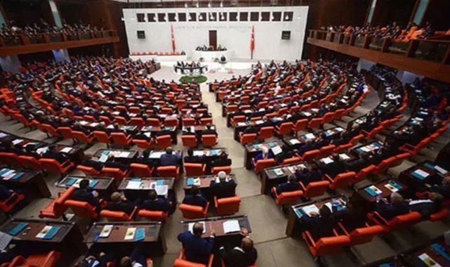 Fransa'da hükümete karşı verilen gensoru önergesi reddedildi