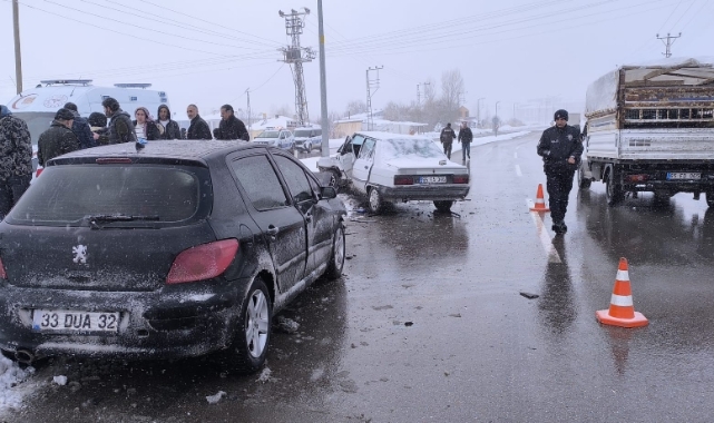 Gevaş'ta otomobiller çarpıştı! 2 yaralı