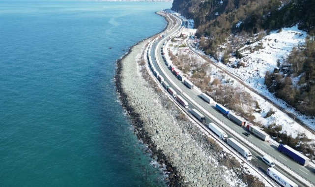 Gürcistan yoğun kar yağışı nedeniyle Artvin'de uzun tır kuyrukları oluştu