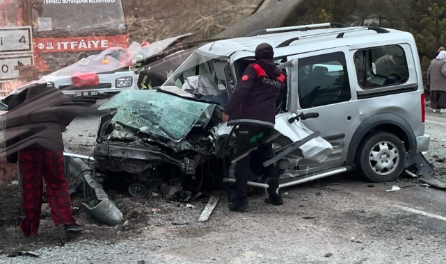 Hafif ticari araç ile otomobil kafa kafaya çarpıştı: 2 ölü, 4 yaralı