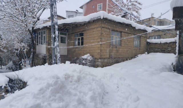 Hakkari'de yerleşim yerleri kapandı