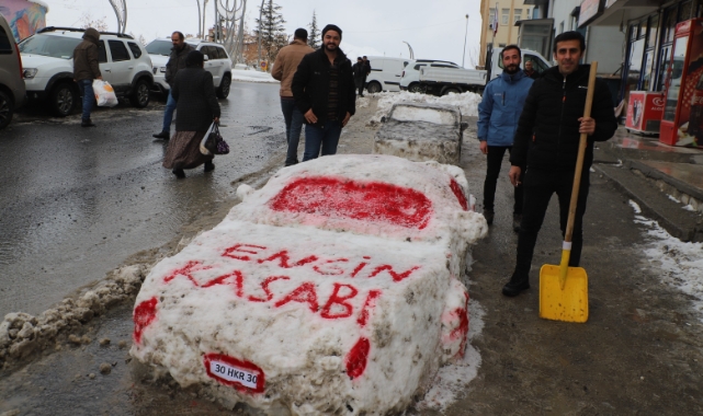 Hakkarili esnaf kardan araba yaptı