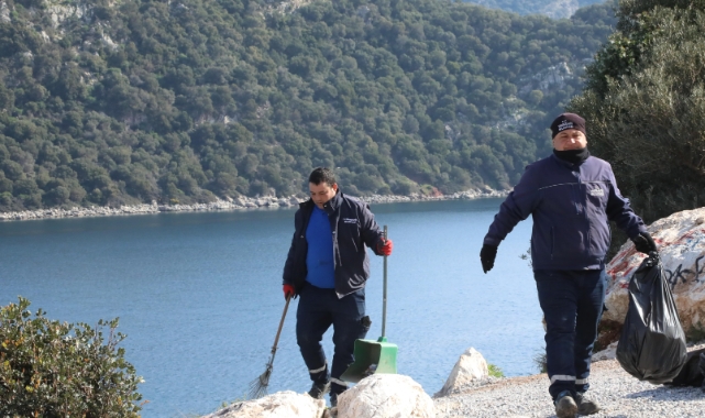 Halatla inerek çöp topladılar