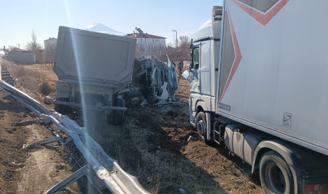 Iğdır'da hafriyat kamyonu ile tır çarpıştı