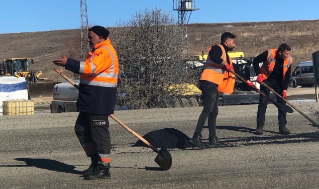 İmranlı Yolu köstebek yuvasına döndü