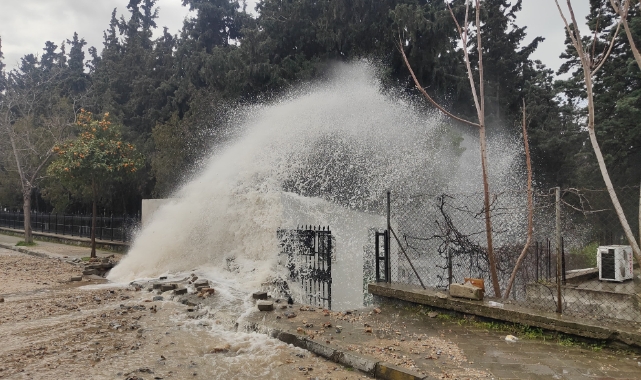İsale hattı patladı, mezarlığı su bastı