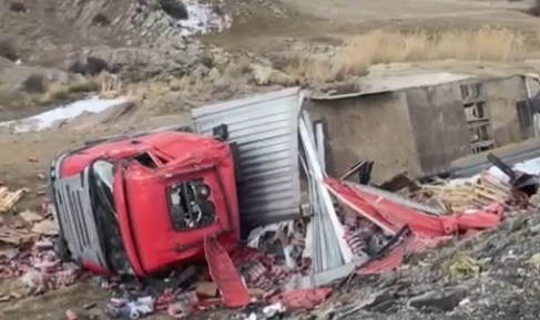 Isparta'da içecek yüklü tır şarampole devrildi! 1 yaralı