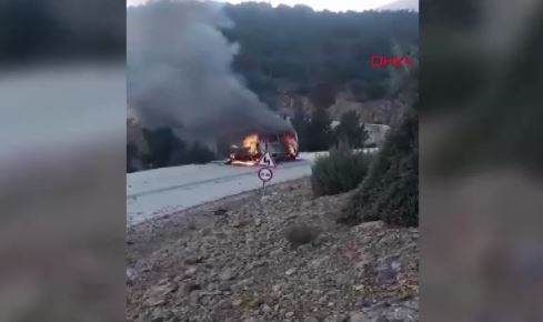 Isparta'da işçi taşıyan minibüs yandı