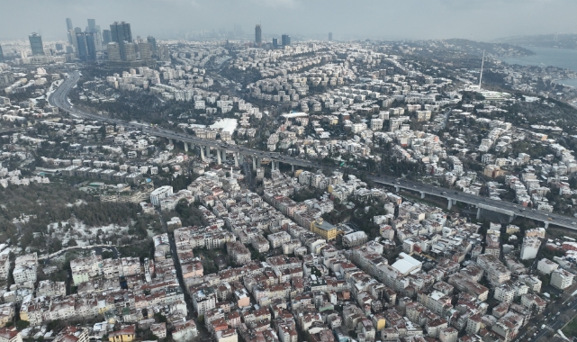 İstanbul Boğazı'nda kar manzarası