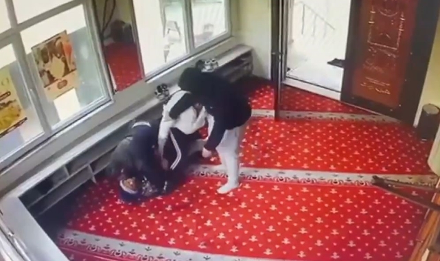 İstanbul'da bir kişi cami içerisinde çocuğu makasla yaraladı