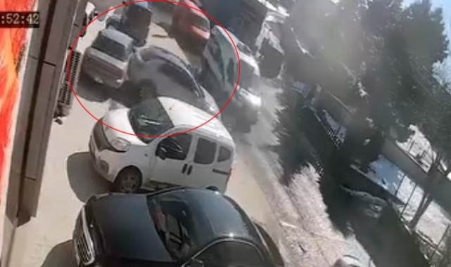 İstanbul'da kayan araç park halindeki otomobillere çarptı