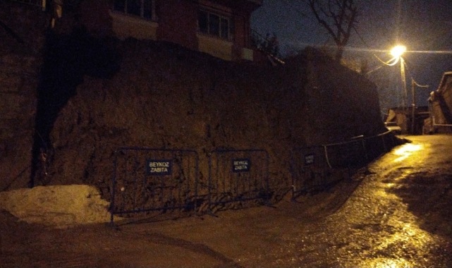 İstanbul'da korkutan görüntü! İstinat duvarı çöktü